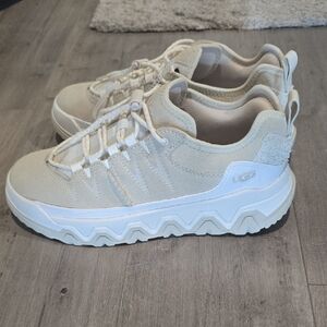 UGG Captrail Low Off-White Casual Sneakers New W/O Tag